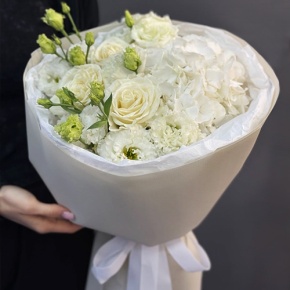 Букет "Нега" из Голландской гортензии, роз и эустом в Домодедово