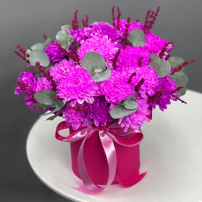 Композиция в шляпной коробке "Магия розового" из хризантем и лаванды в Домодедово