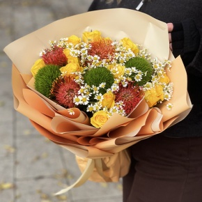 Букет "Зельда" из диантусов Lux, лимонных роз, лейко и ромашек в Домодедово