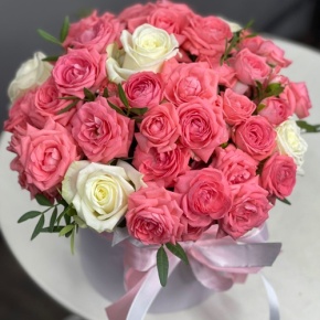 Композиция в шляпной коробке из белых и кустовых коралловых роз в Домодедово