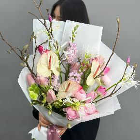 Авторский букет с антуриумами, ранункулюсами и цветущими ветками магнолии в Домодедово