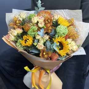 Букет "Сочиняй мечты" из подсолнухов, лейко, вибирнума, орхидей, калл, кустовых роз и талинума в Домодедово