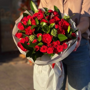 Букет "Всё возможно" из кустовых роз, скиммии, роз Эль Торо и рускуса в Домодедово