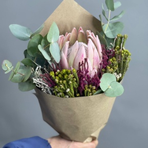 Букет "Капс" из протей и эвкалипта в Домодедово