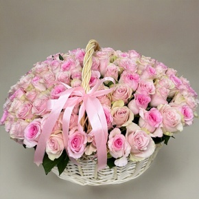 Композиция в корзине из 101 кенийской розы нежный микс (40 см) в Домодедово