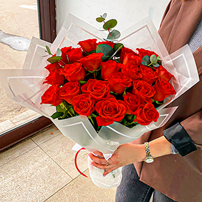 Букет из 25 красных роз с эвкалиптом в Домодедово