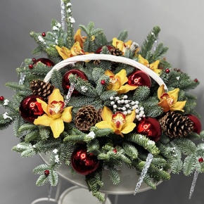 Композиция в корзине "Зимняя сказка" из нобилиса, орхидей и игрушек