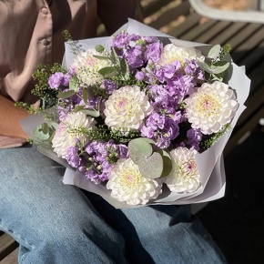 Букет "Совершенство" из георгин и ароматных маттиол в Домодедово