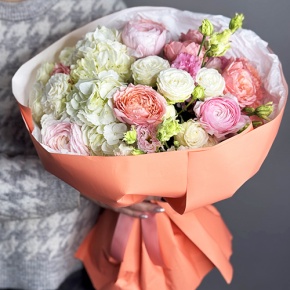 Букет "Мармеладка" из ранункулюсов, гортензии, эустомы и пионовидных роз в Домодедово