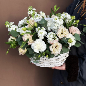 Композиция в корзине "Фея" из маттиол, диантусов, эустом и эвкалипта в Домодедово