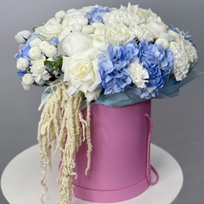 Композиция в шляпной коробке "Красотка" из пионов, гортензий, ранункулюсов, роз Эквадор, оксипеталума, диантусов и хризантем Ньютон  в Домодедово
