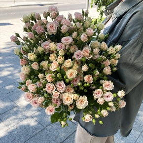 Букет из 31 кустовой розы микс (70 см) в Домодедово