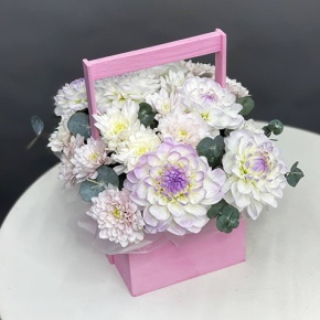 Композиция в ящике из георгин и хризантем в Домодедово