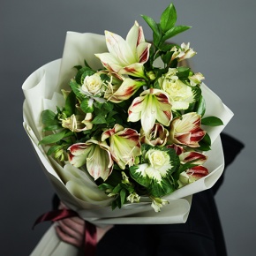 Букет "Феличита" из амариллисов, альстромерий и брассики в Домодедово
