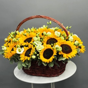 Композиция в корзине из подсолнухов, эустом и питаспорума в Домодедово