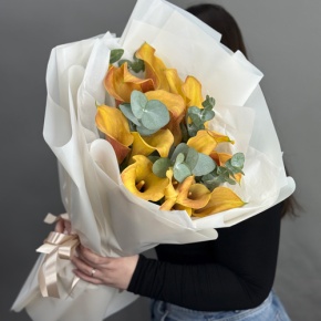 Букет из 17 оранжевых калл с эвкалиптом в Домодедово