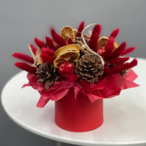 Композиция в шляпной коробке "Глинтвейн" из шишек, корицы и лагуруса в Домодедово