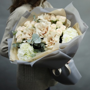 Букет "Вайб" из роз Эквадор Квиксенд, гортензии и кустовых роз в Домодедово