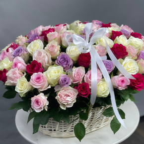 Композиция в корзине из 101 розы микс в Домодедово