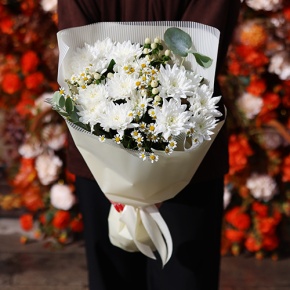 Букет "Маленькая радость" из хризантем, гиперикума и ромашек в Домодедово