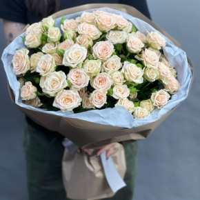 Нежный букет из 17 кремовых кустовых роз (60 см) в Домодедово