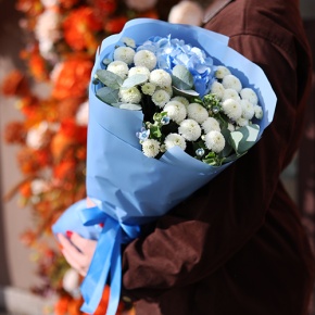 Букет "Белое небо" из хризантем Ньютон, оксипеталума и гортензии в Домодедово