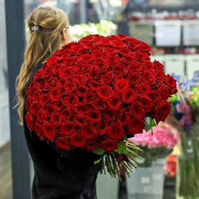 Букет 101 красная роза Ред Наоми (60 см) в Домодедово