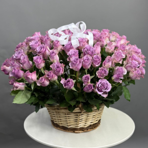 Композиция в корзине из 131 кенийской розы (40 см) в Домодедово
