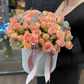 Композиция из кустовых роз в шляпной коробке " Персиковый мусс" в Домодедово