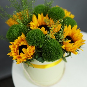 Композиция в шляпной коробке из подсолнухов и диантусов люкс в Домодедово