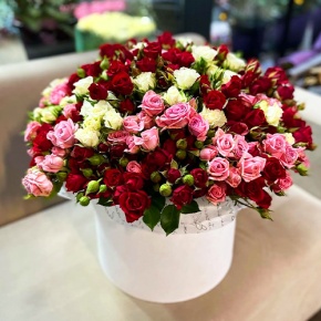 Композиция в шляпной коробке из 101 кустовой розы микс (50 см) в Домодедово