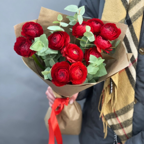 Букет из 11 ранункулюсов и эвкалипта в Домодедово