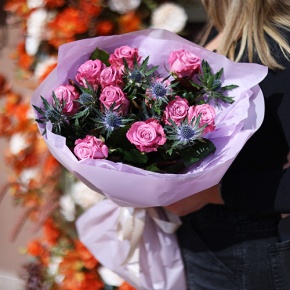 Букет "Базилио" из роз Меритим и веточек эрингиума в Домодедово