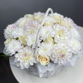 Композиция в корзине из георгин, хризантем и роз в Домодедово