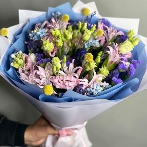 Букет "Загадка вечности" из гиацинтов, нерине, тюльпанов и оксипеталума в Домодедово