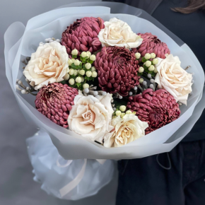 Букет "Всё что тебе касается" из хризантем Бигоуди, роз Эквадор Квиксенд и гиперикума в Домодедово