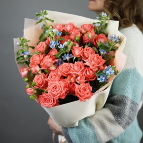 Букет "Фортуна" из коралловых роз и оксипеталума в Домодедово