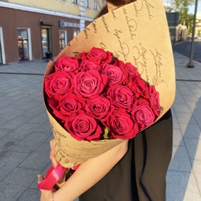 Букет из 15 роз Шангрила в крафте (60 см) в Домодедово