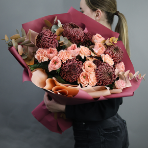 Букет "Осенний блюз" из хризантем Бигоуди, диантусов, скиммии и роз Риджентс парк в Домодедово