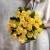 Букет из 25 лимонных роз с рускусом (40 см) в Домодедово Букет из 25 лимонных роз с рускусом (40 см) в Домодедово