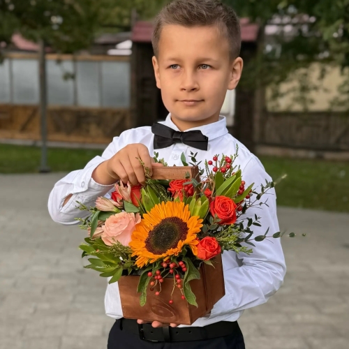 Деревянный ящик с подсолнухом, розами и калиной в Домодедово