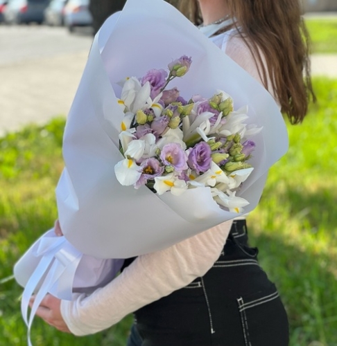 Букет "Вива ла дива" из эустом и ирисов в Домодедово