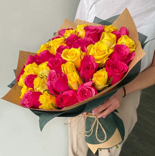 Букет из 51 малиновой и лимонной розы (40 см) в Домодедово