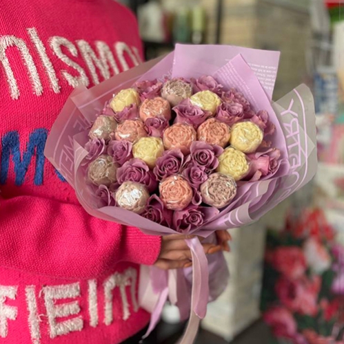 Букет из роз и шоколадных пионов в Домодедово