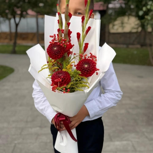 Букет на 1 сентября с красными гладиолусами, георгинами и калиной в Домодедово