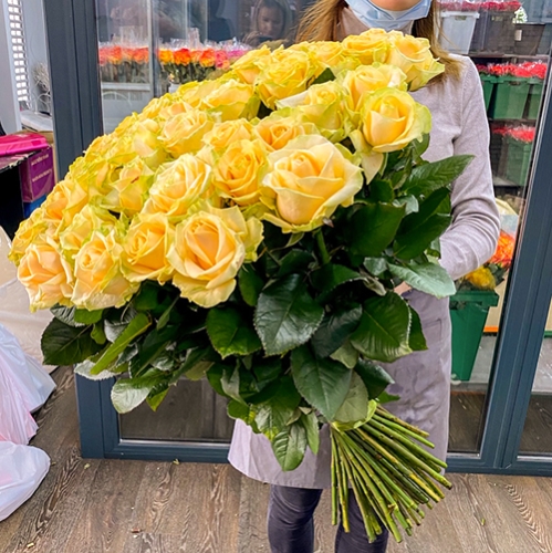 75 роз Аваланж (70 см) в Домодедово