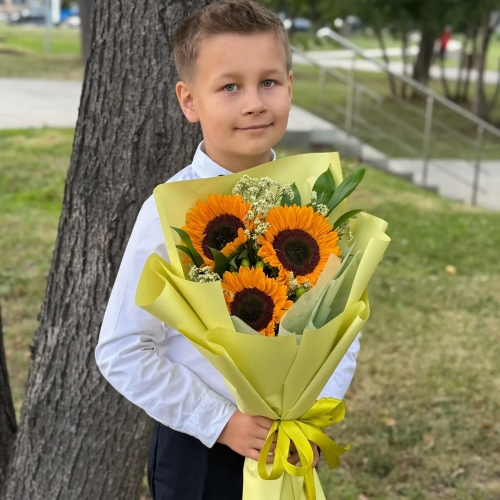 Букет на 1 сентября из 3 подсолнухов и лимониума в Домодедово
