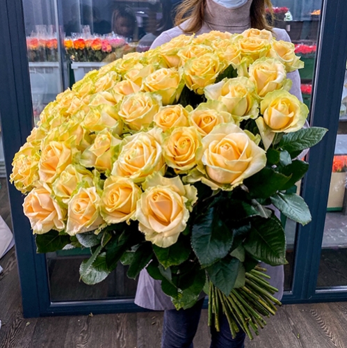 75 роз Аваланж (70 см) в Домодедово