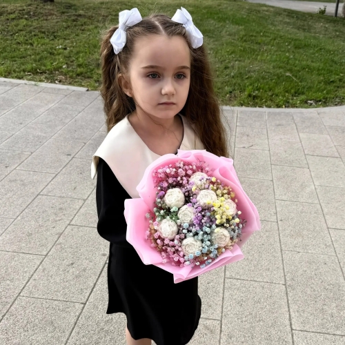 Букет на 1 сентября из шоколадных пионов и радужной гипсофилы в Домодедово