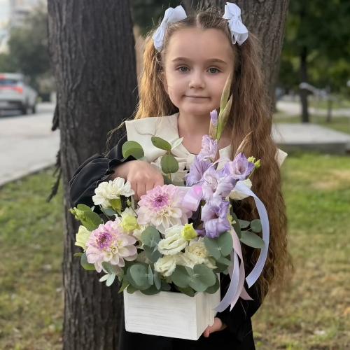 Композиция с георгинами на 1 сентября в белом ящике в Домодедово